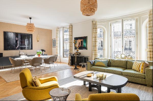 family and reception apartment close to the Jardins du Trocadéro.