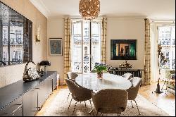 family and reception apartment close to the Jardins du Trocadéro.