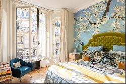 family and reception apartment close to the Jardins du Trocadéro.