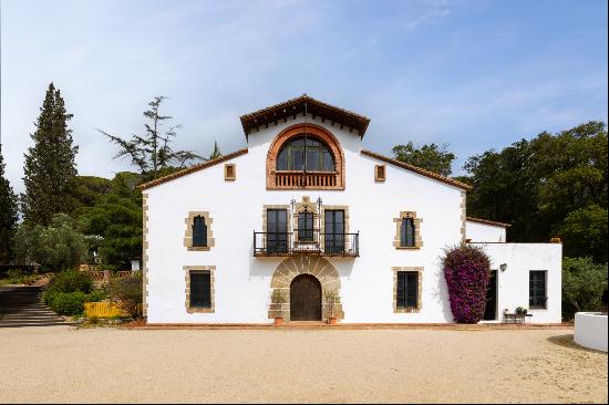 Architectural jewel of the XVI century in a natural park.