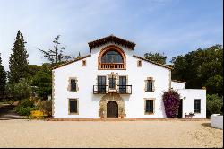 Architectural jewel of the XVI century in a natural park.