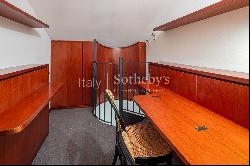 Elegant two-level apartment in Piazza San Marco