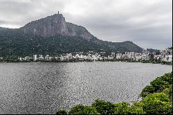 High-floor apartment with views of Lagoa and Christ the Redeemer