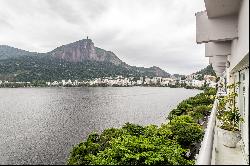 High-floor apartment with views of Lagoa and Christ the Redeemer