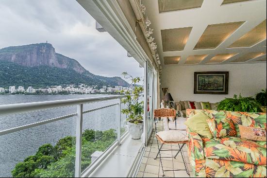 High-floor apartment with views of Lagoa and Christ the Redeemer