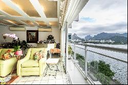 High-floor apartment with views of Lagoa and Christ the Redeemer