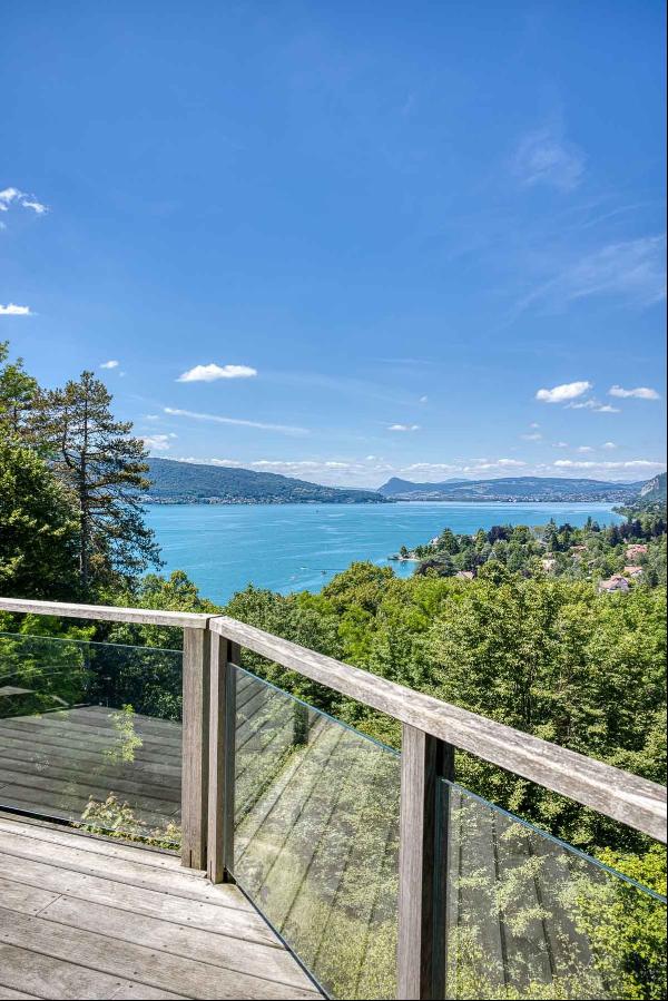 Property in Menthon-Saint-Bernard : Breathtaking view of Lake Annecy