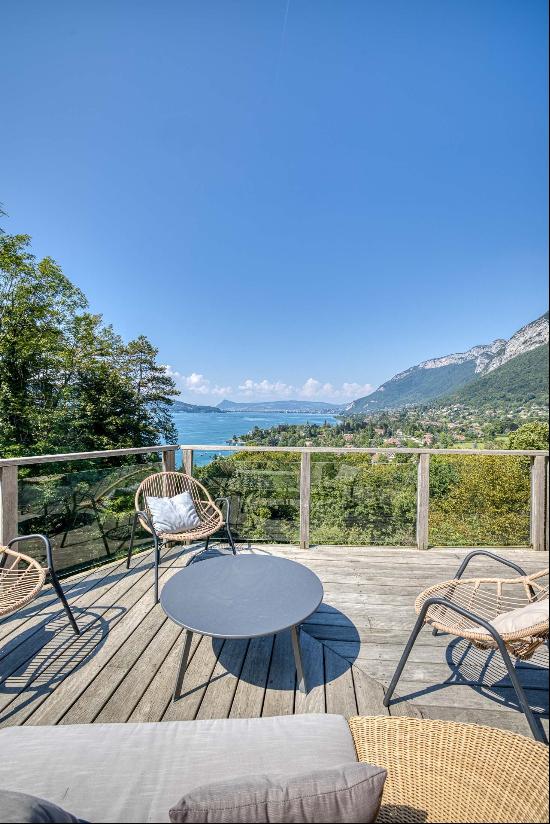 Property in Menthon-Saint-Bernard: magnificent view of Lake Annecy