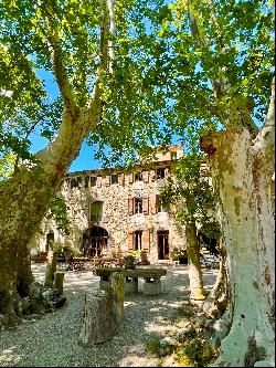 Saint Rémy de Provence, a few minutes from the center, property to renovate