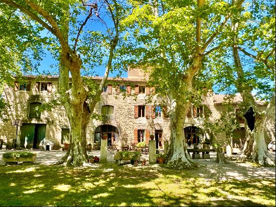 Saint Rémy de Provence, a few minutes from the center, property to renovate