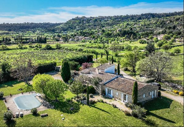 Gordes house located in the countryside