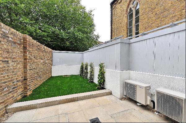A recently redecorated lateral apartment with private garden, close to Swiss Cottage under