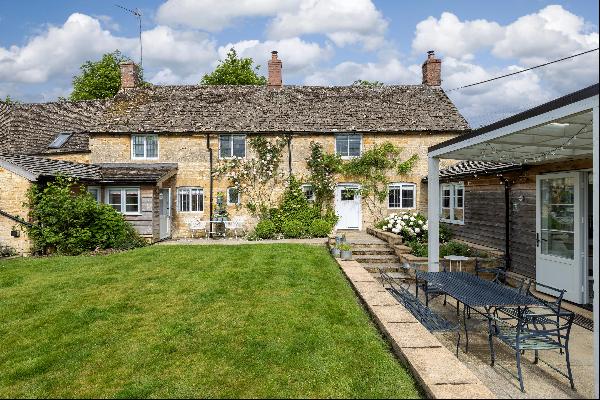 Beautifully presented Grade II listed Cotswold stone property with far-reaching views.