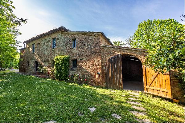 Partially restored farmhouse with outbuildings and 16.5 hectares of land with views to Sie