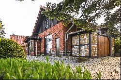 Modern half-timbered house with spacious parkland on the Wiehengebirge