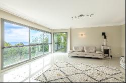 Luxurious Contemporary Villa for Sale in Côte d'Azur with Panoramic Sea Views