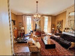 Pretty Mansion of 427sqm with outbuilding in a lovely park in Lannion