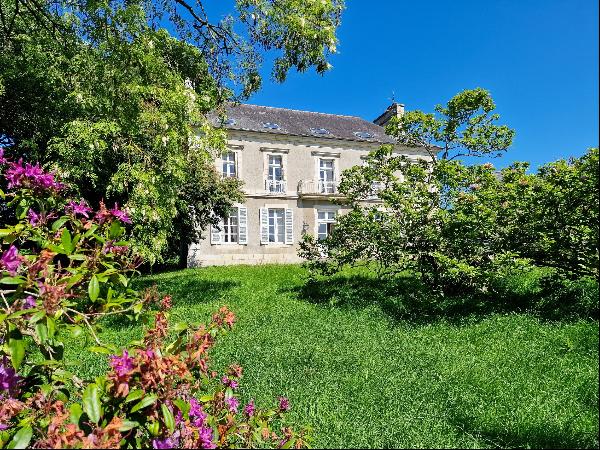 Pretty Mansion of 427sqm with outbuilding in a lovely park in Lannion