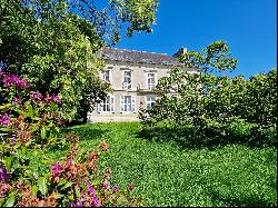 Pretty Mansion of 427sqm with outbuilding in a lovely park in Lannion