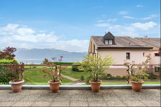 South-facing apartment with large terrace and garden