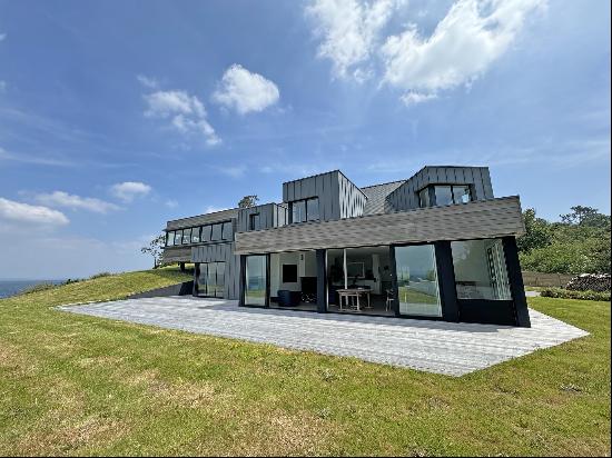 PRESQU'iLE DE CROZON, LARGE CONTEMPORARY HOUSE FACING THE SEA