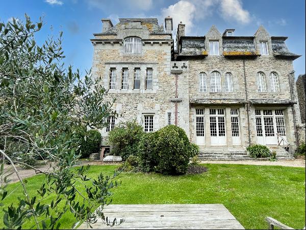 ROSCOFF, HISTORICAL BUILDING IN TOWN CENTER