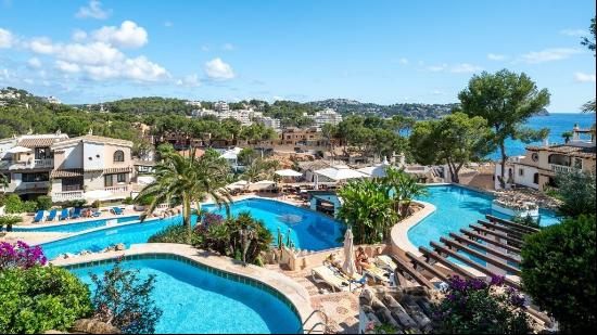 Spacious apartment in front line complex for sale in Costa de la, Calvia 07184