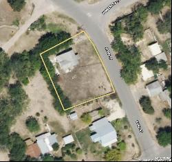 415 N 2nd Street, Uvalde TX 78801