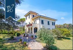 Luxury villa with turret for sale in Lucca