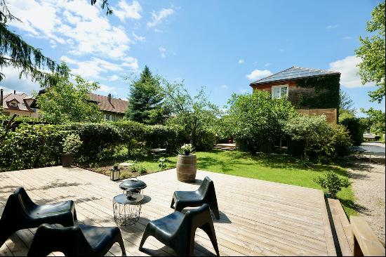 House very close to the shores of Lake Annecy with a very beautiful garden of over 800 m2