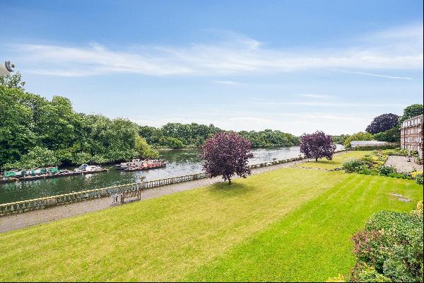 Situated on the banks of the River Thames is this lovely ground-floor apartment with sceni