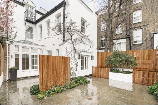 Three bedroom house to rent in Chelsea SW10