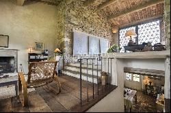 Romantic 18th-century farmhouse on the hills of Lucca