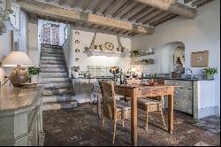 Romantic 18th-century farmhouse on the hills of Lucca