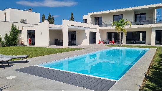 Villa contemporaine avec charmant terrain et piscine