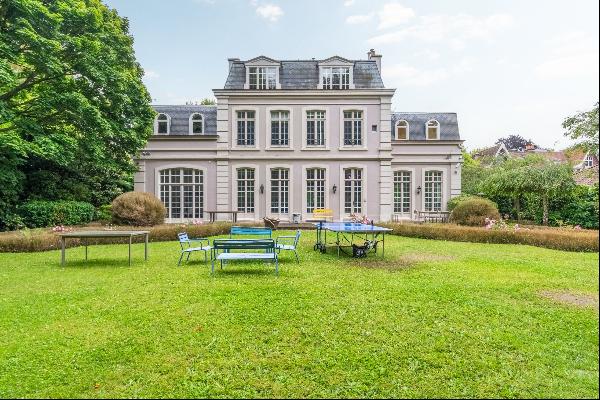 LA MADELEINE, bourgeois house built on a 1550 m² plot, with garage and garden.