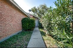 Cute clean duplex in the heart of Fort Worth