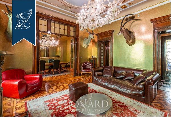In the historic center of Milan, this luxury estate with three balconies in an elegant his