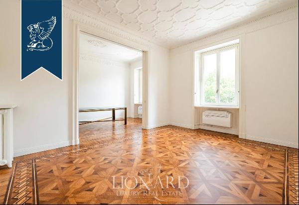 Wonderful flat of great Neoclassic charm for sale with fine antique wooden floorings