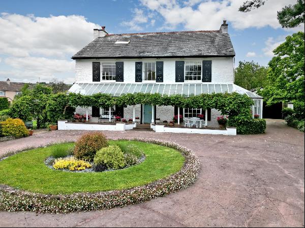 A superb Georgian home with wonderful gardens located in the heart of the popular village 