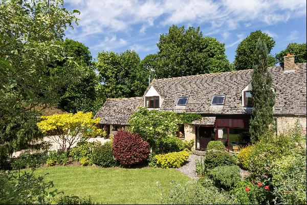 A beautiful barn conversion with 1.33 acres in a peaceful setting just 1 mile from Moreton