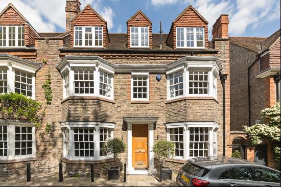 Exclusive to Knight Frank this beautiful 7 bedroom house with off street parking to rent i