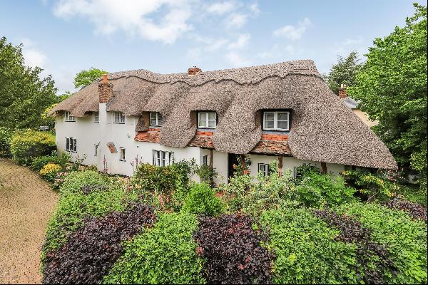 Charming Grade II listed and recently re-thatched cottage located within the hamlet of Eas