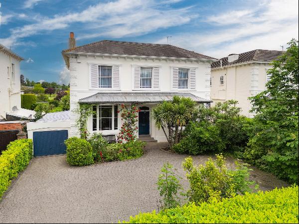 An attractive detached Grade II listed villa with private parking and an exceptional terra