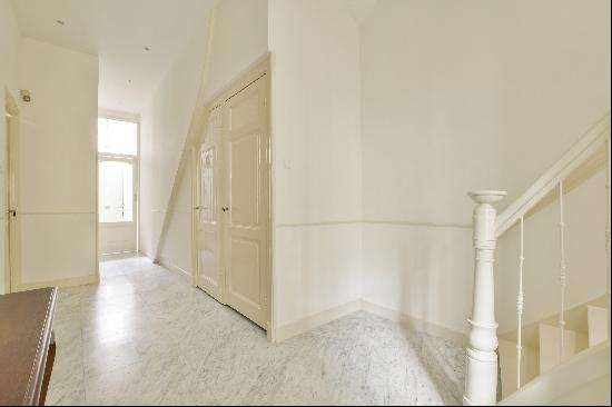 Completely renovated, elegant ground-floor apartment with authentic details and