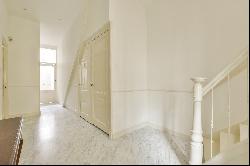 Completely renovated, elegant ground-floor apartment with authentic details and