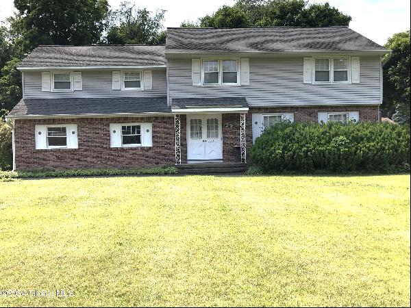 28 Country Fair Ln, Glenville NY 12302