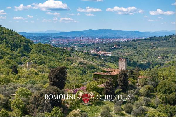 CASTLE WITH VIEWS OF THE HISTORIC CENTER OF FLORENCE FOR SALE