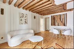 PARIS 5th district on Quai Saint Michel - renovated apartment