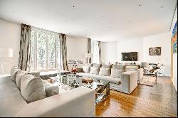 Paris 17th District – An elegant 4-bed apartment